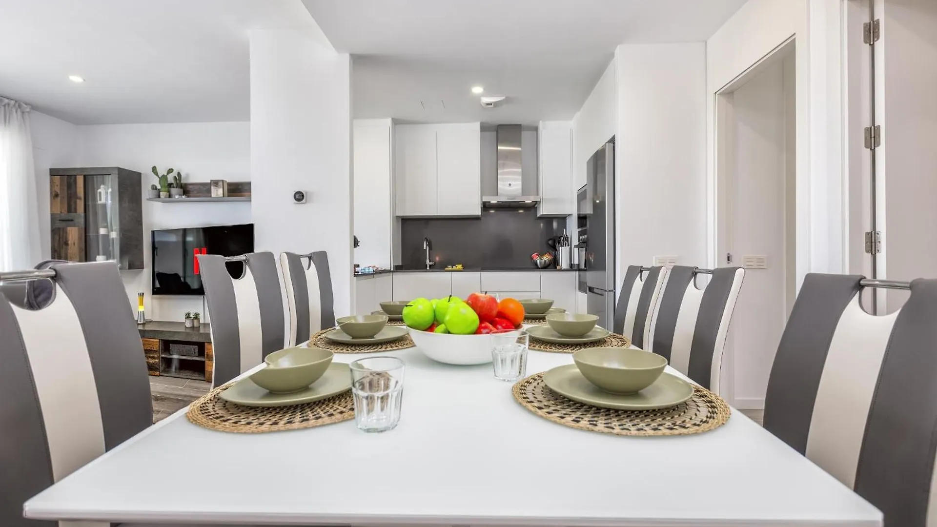 Vivi Homes - Han Pool, Golf & Terrace Estepona Apartment